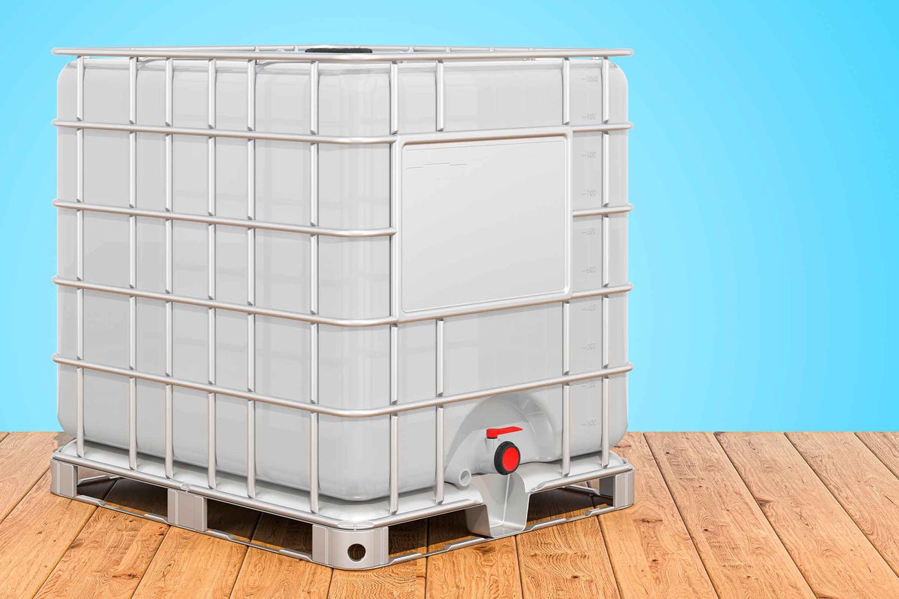 Container IBC cu cușcă de plasă și robinet de golire pe paletă