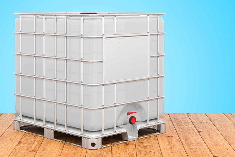 Container IBC cu cușcă de plasă și robinet de golire pe paletă