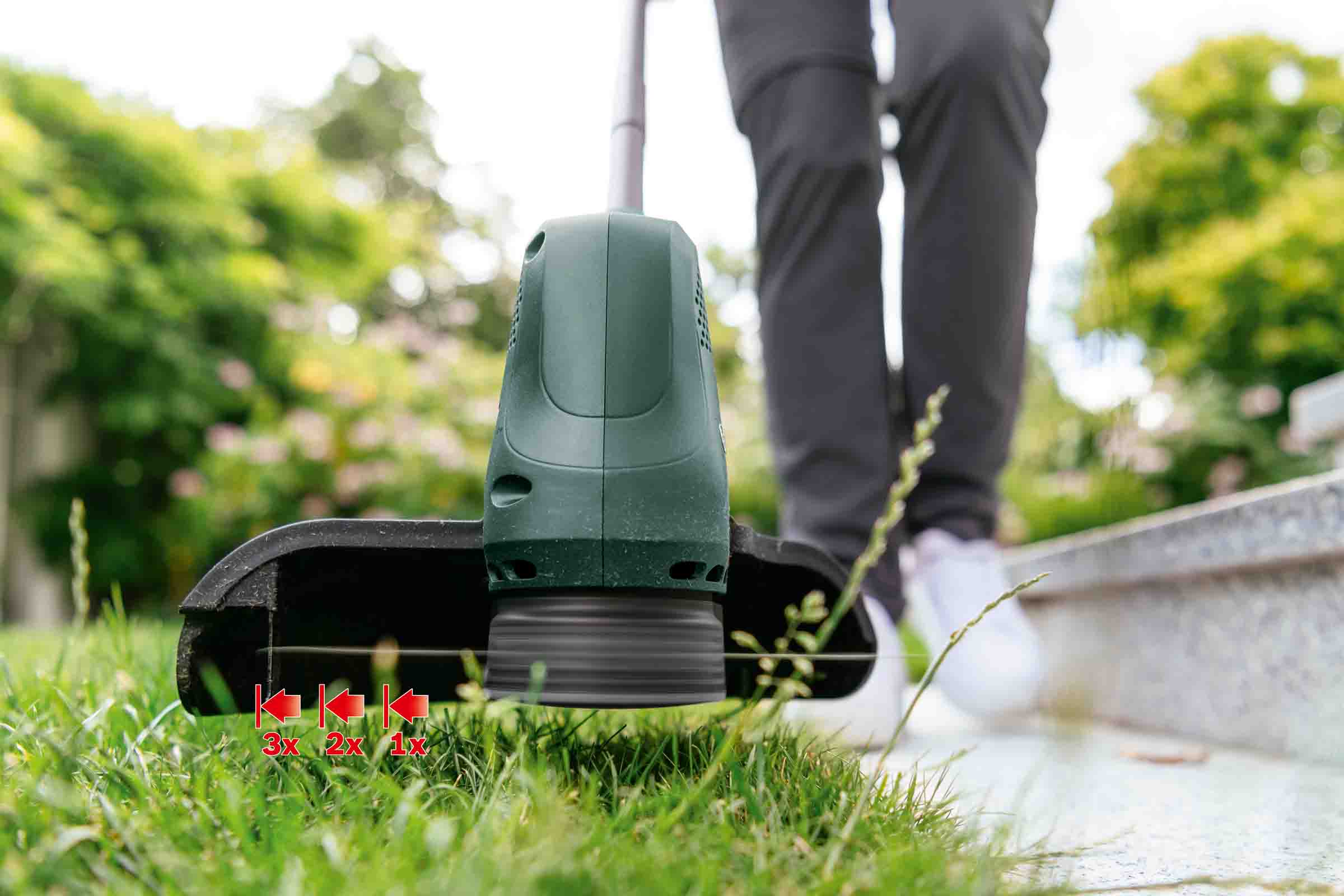 Trimmer de gazon care taie marginile în grădină