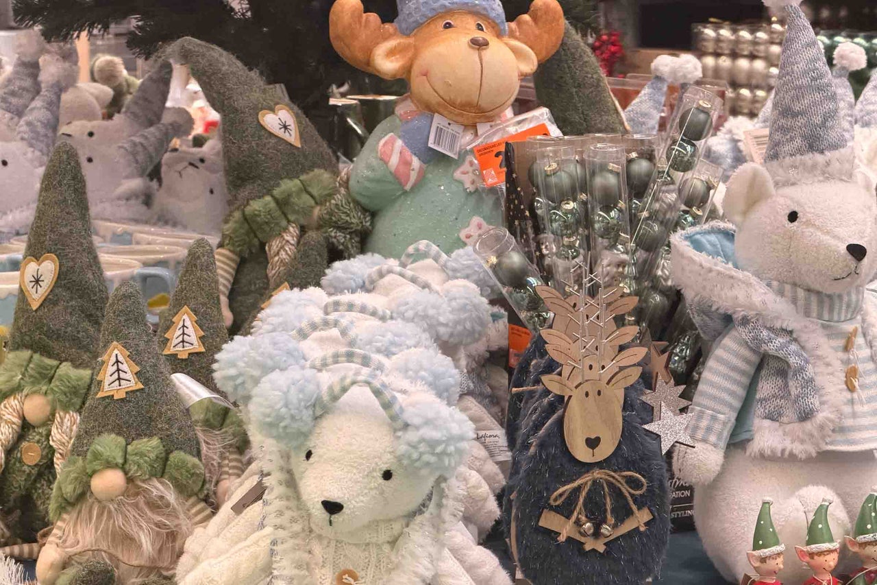 Decoratiuni de Craciun cu figurine spiridusi, animale din plus precum ursi polari si elani si seturi de globuri stralucitoare pentru brad.