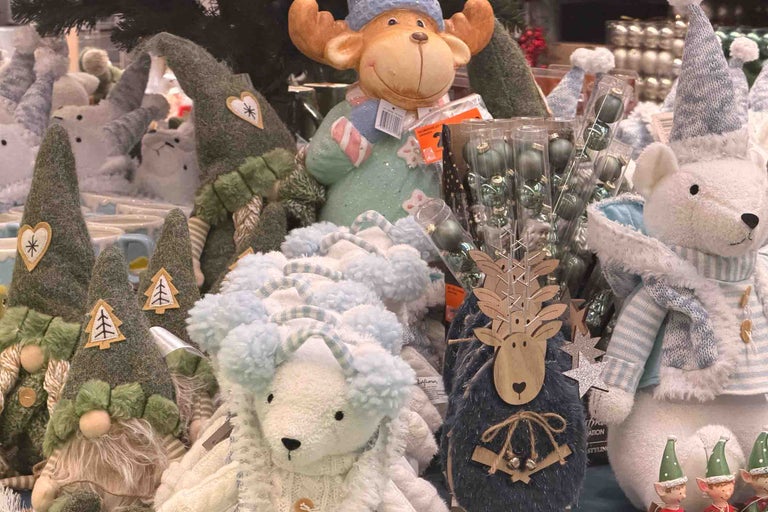 Decoratiuni de Craciun cu figurine spiridusi, animale din plus precum ursi polari si elani si seturi de globuri stralucitoare pentru brad.