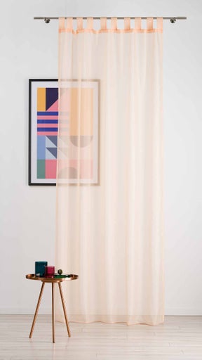 Perdea cu prindere cu bucle în fața unui perete cu tablou și măsuță laterală