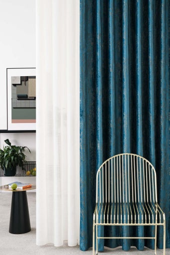 Interior decorativ cu perdele, un scaun și o măsuță laterală