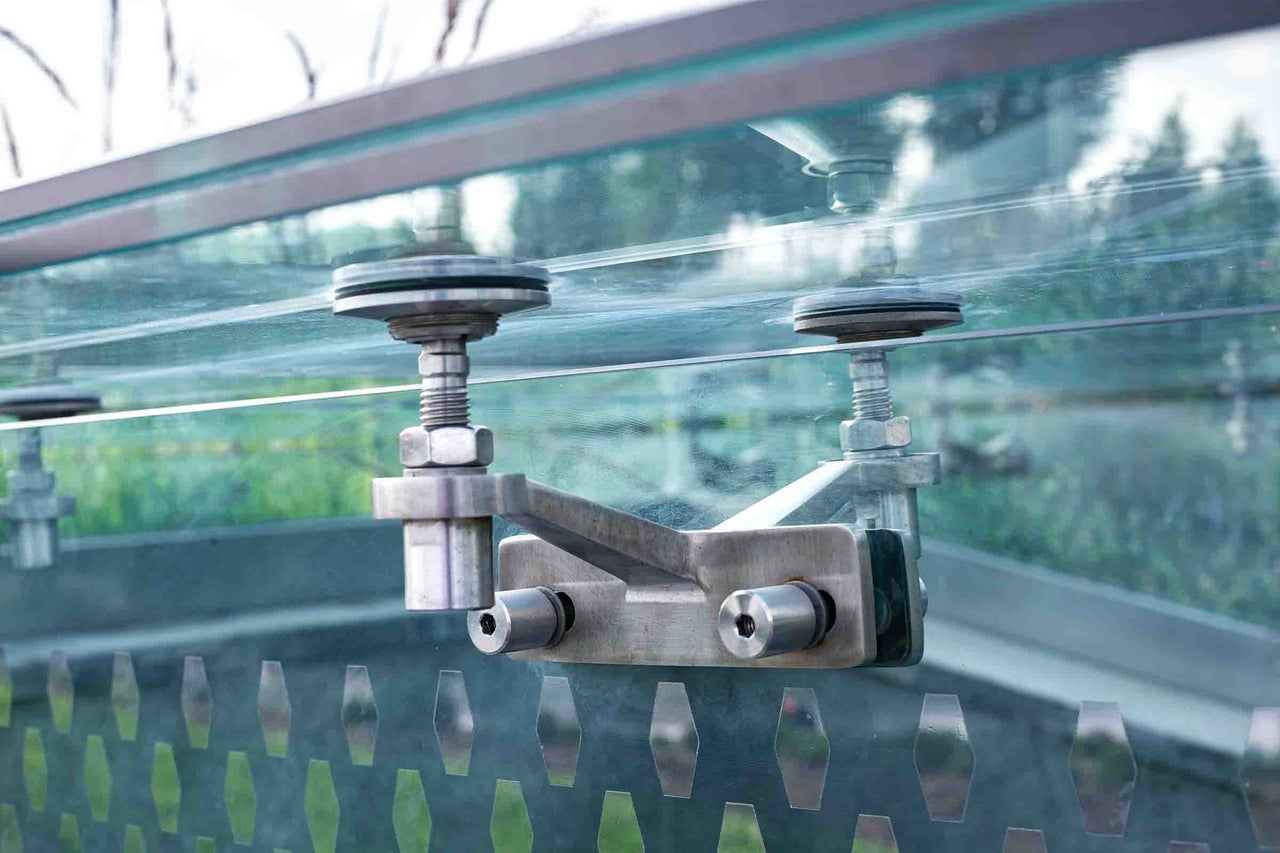 Fixare punctuală din oțel inoxidabil pentru îmbinarea stabilă a elementelor de sticlă în exterior.