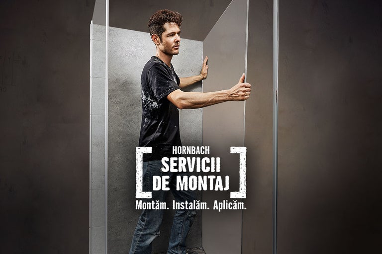 Bărbat instalează paravan de duș, serviciul de montaj Hornbach
