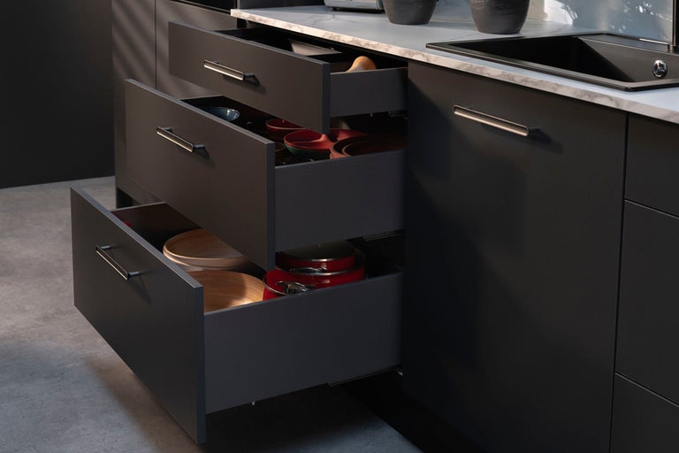 Dulap de bază de bucătărie cu sertare scoase pentru depozitarea vaselor și a oalelor