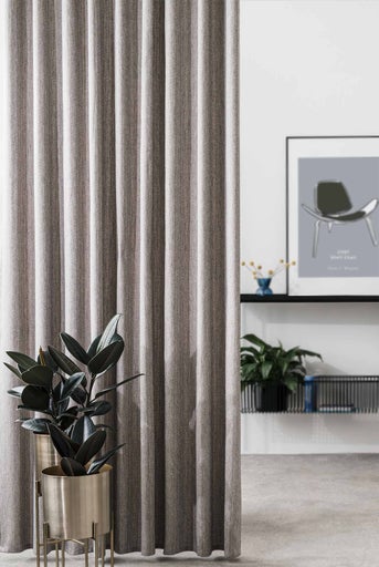 Cortină panou gri în cameră cu plante de apartament și raft