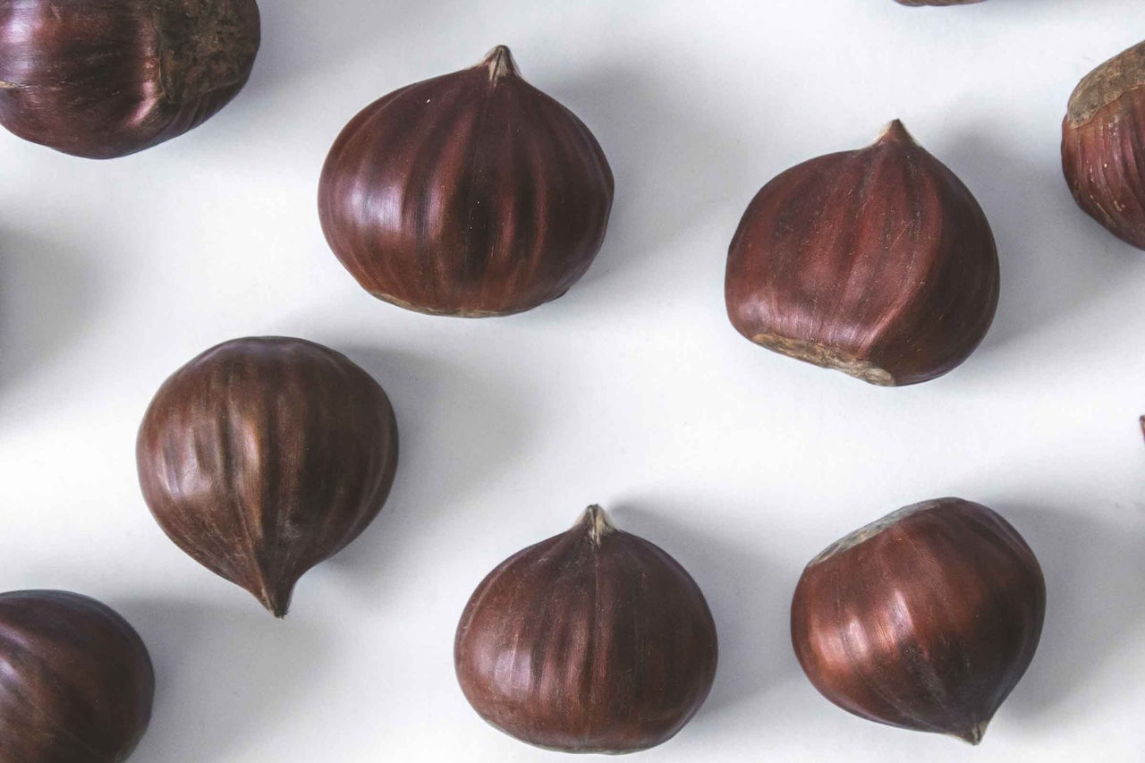Mai multe castane comestibile pe fundal deschis