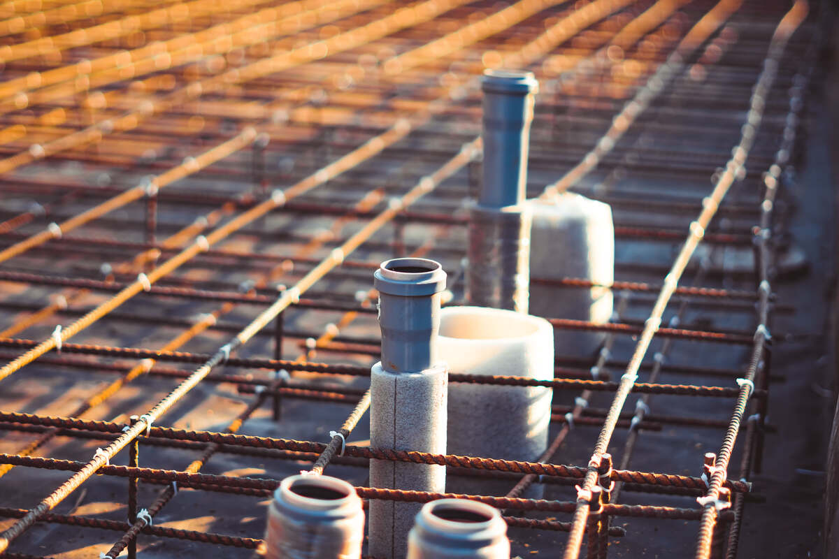 Șantier cu armătură din oțel beton și treceri de țevi