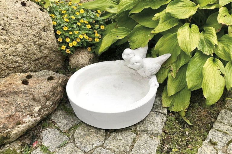 Adăpătoare pentru păsări din piatră cu decor cu pereche de păsări în grădină.