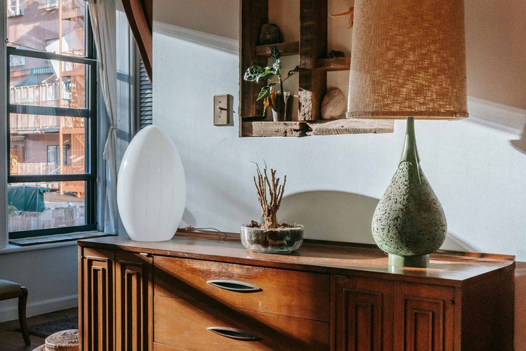 Fotografie de interior a unei camere cu comoda și lămpi
