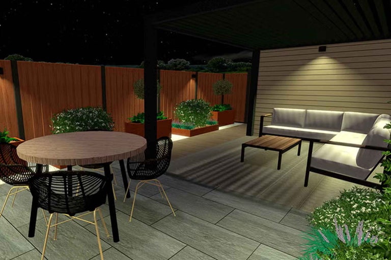 Spațiu exterior modern pe timp de noapte cu masă rotundă din lemn, scaune împletite negre, canapea de colț deschisă și măsuță pe o terasă placată.