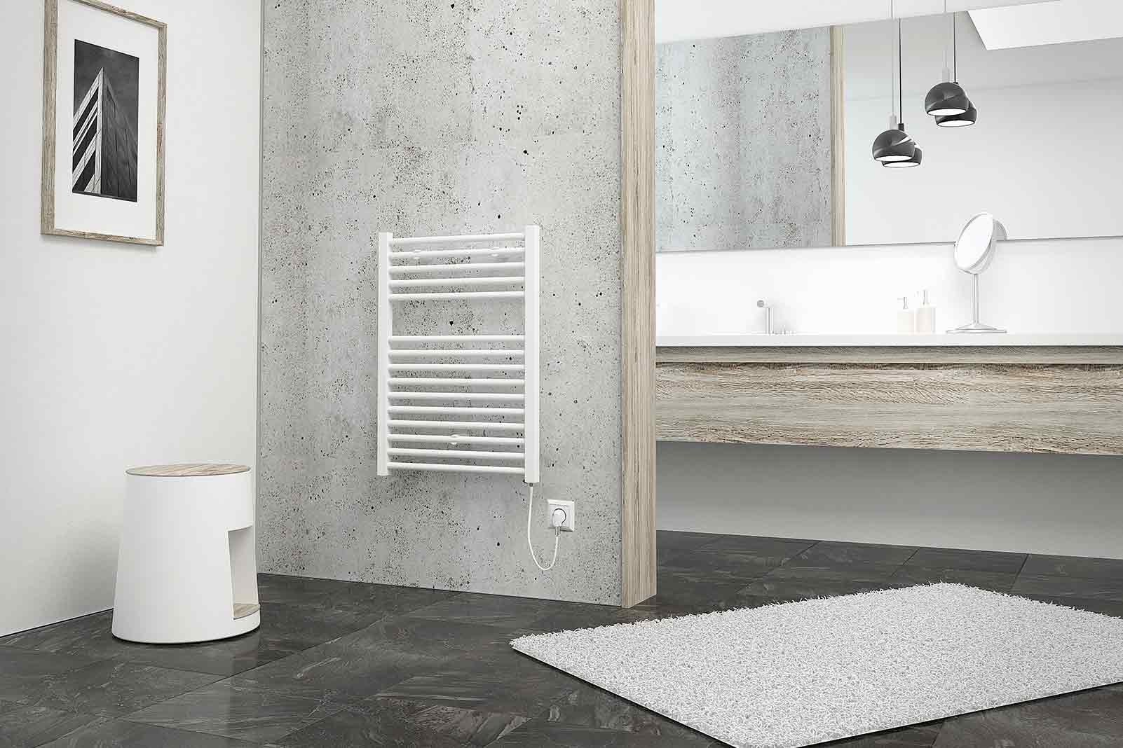 Baie modernă cu radiator pentru prosoape, taburet și chiuvetă