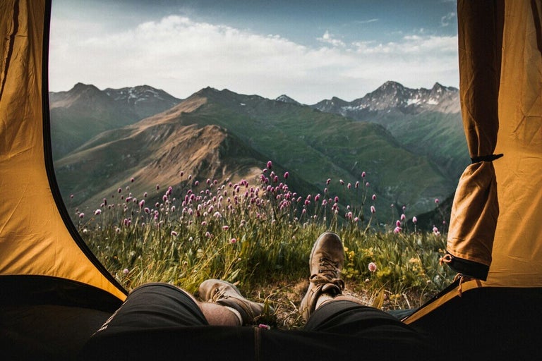 Cu cortul la munte - avantaje, reguli și sfaturi pentru vacanțe reușite cu cortul