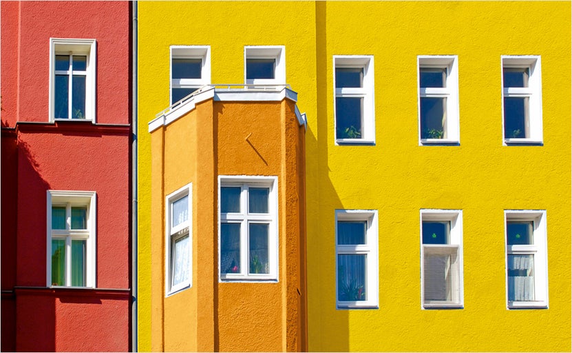 Fațadă cu ferestre în diferite culori