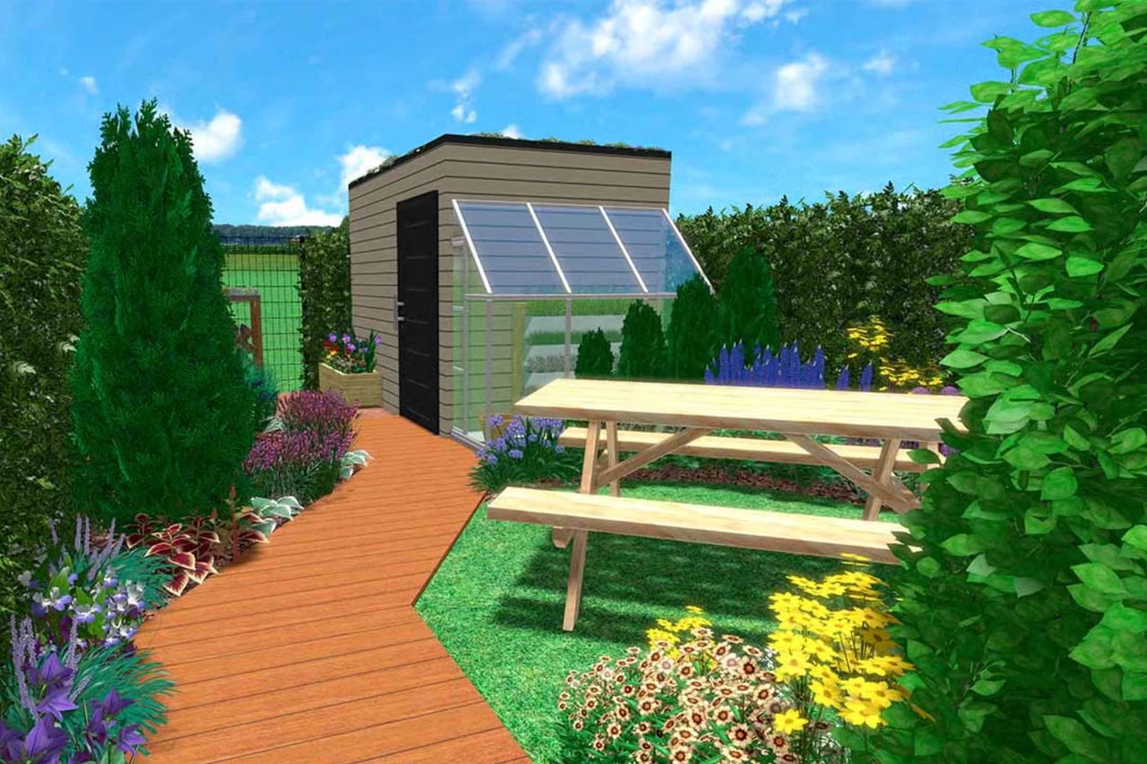 Căsuță de grădină modernă cu seră atașată, masă de picnic din lemn și alee din lemn într-o grădină luminoasă cu flori și gard viu.