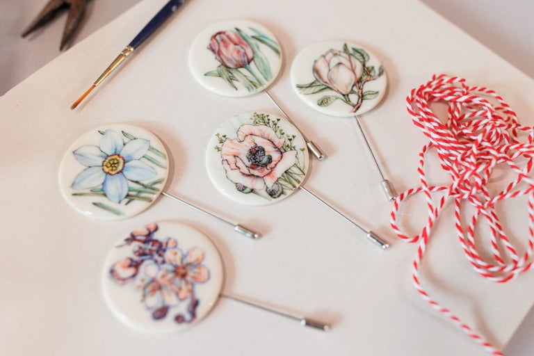 Ace decorative cu motive florale și șnur roșu și alb