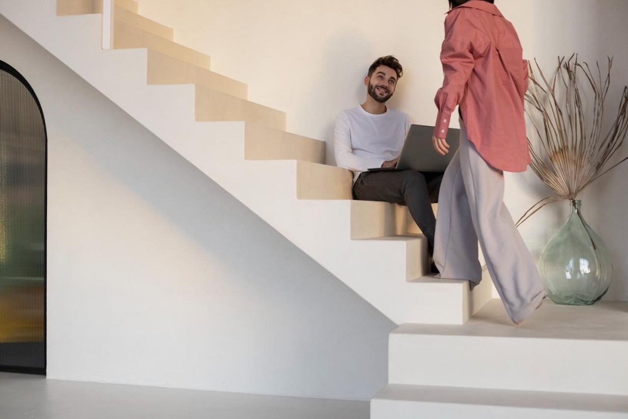 Scară luminoasă cu persoane și decorațiuni moderne.