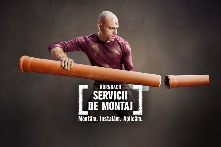 Bărbat conectează două țevi pentru serviciul de instalare Hornbach
