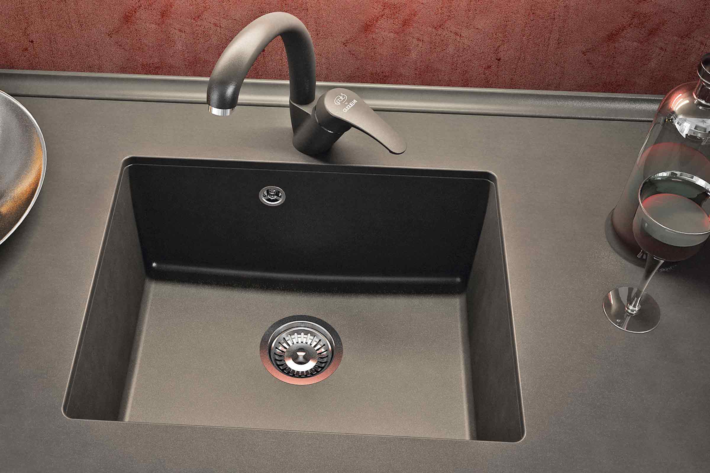 Chiuvetă de bucătărie cu robinet pe un blat