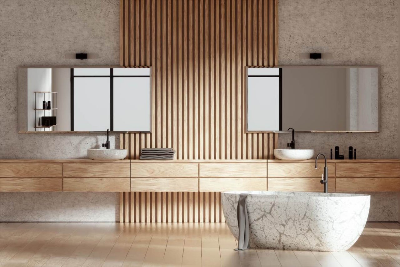 Baie luminoasă cu lavoar, oglinzi și cadă cu aspect de lemn