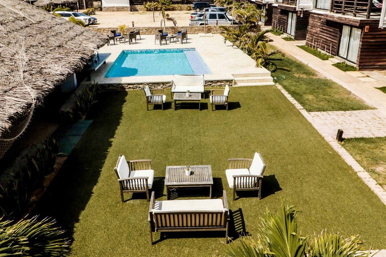 Spațiu exterior cu piscină, mobilier de grădină și gazon