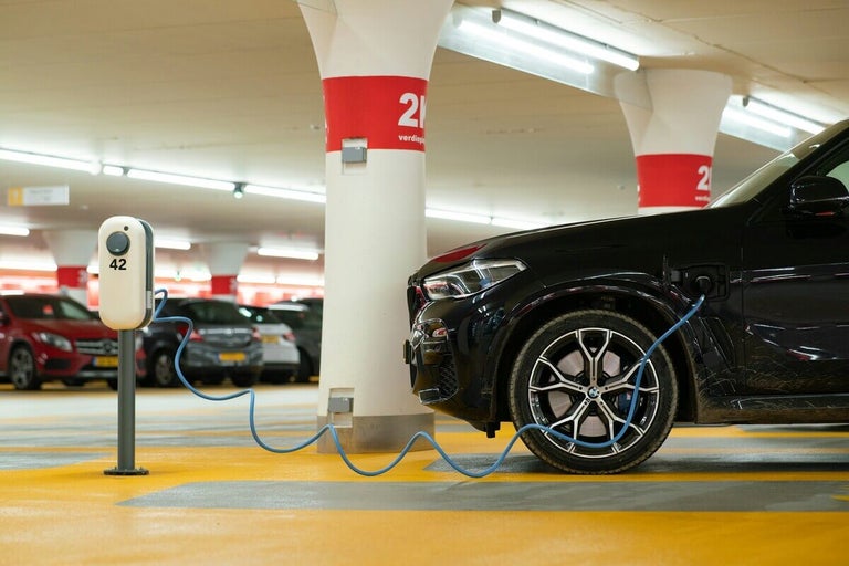 Mașină electrică la stația de încărcare într-o parcare