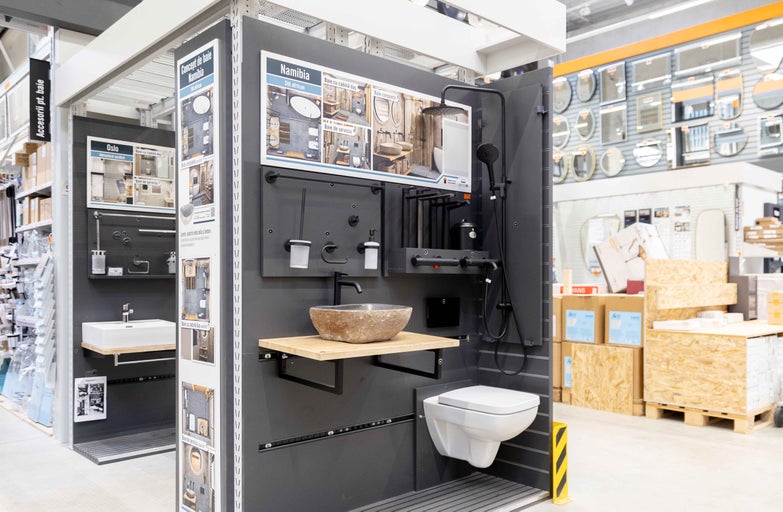 Expoziție de baie cu chiuvetă, toaletă și duș