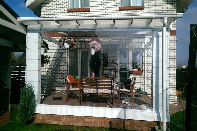 Terasa cu panouri laterale transparente flexibile și mobilier de grădină