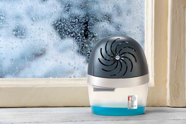 Dezumidificator de aer pe un pervaz pentru reducerea umidității