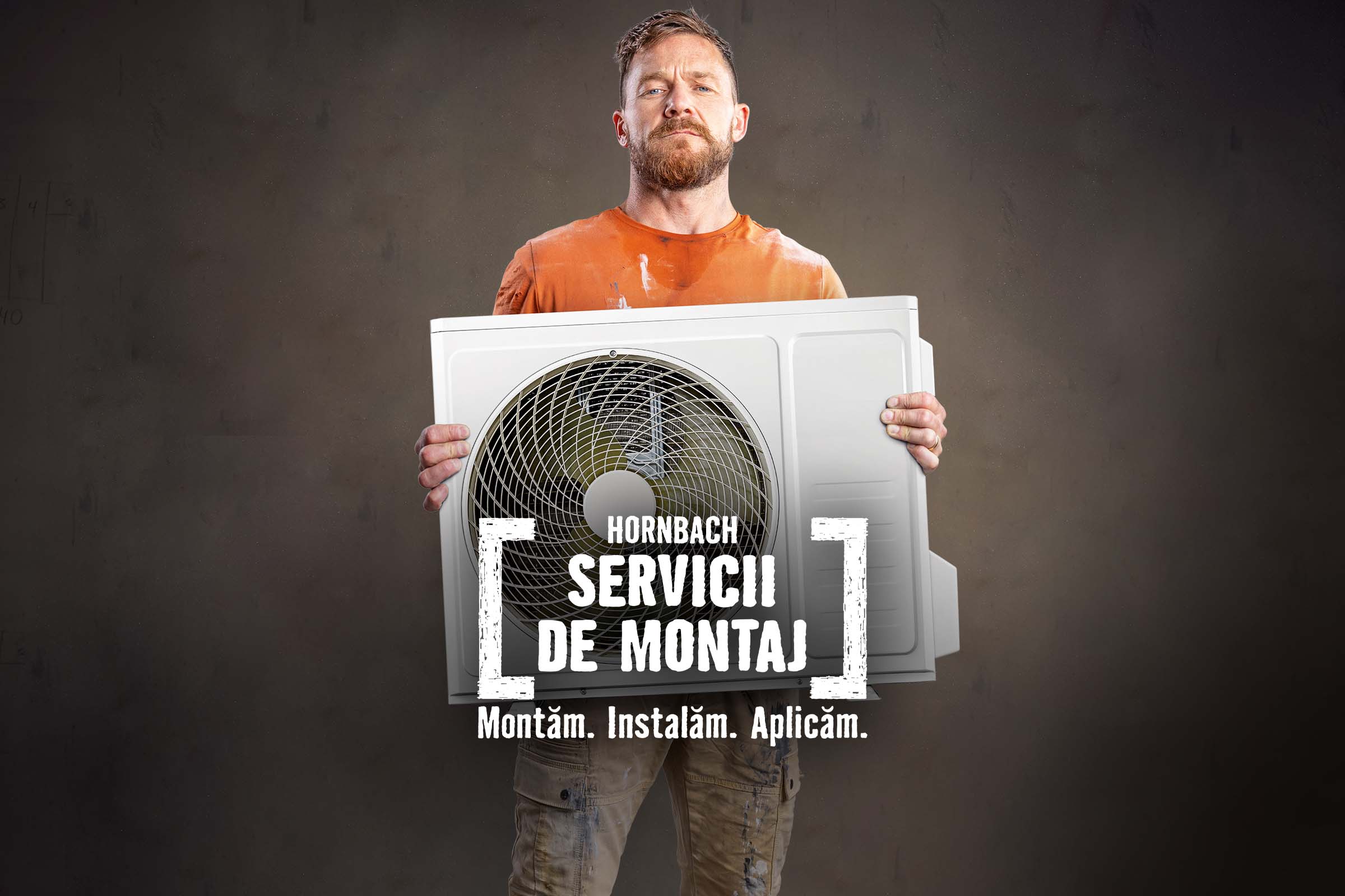 Bărbat ține aer condiționat pentru serviciul de instalare Hornbach
