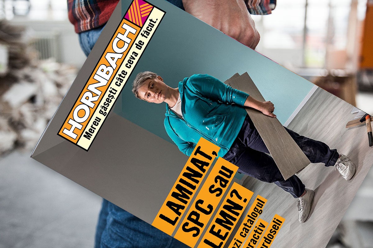 Coperta catalogului HORNBACH cu o persoană care ține materiale pentru pardoseală, incluzând logo-ul HORNBACH.