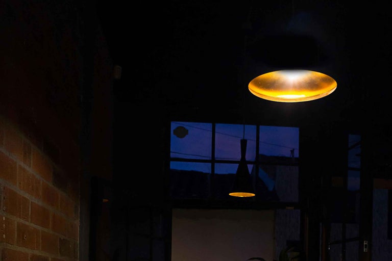 Două lămpi de tavan într-o cameră întunecată.