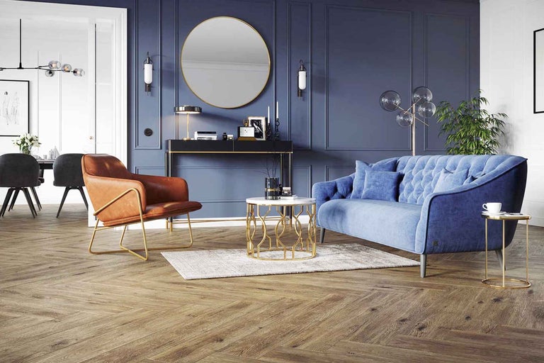 Sufragerie cu canapea, fotoliu, măsuță de cafea și decorațiuni