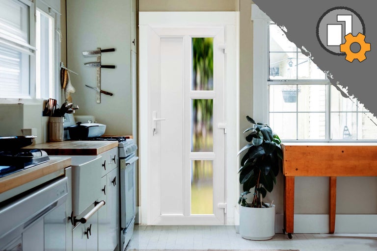 Vedere interioară a unei bucătării cu o ușă albă cu panouri de sticlă