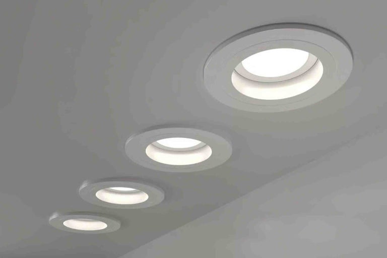Patru spoturi LED încastrate rotunde într-un rând.