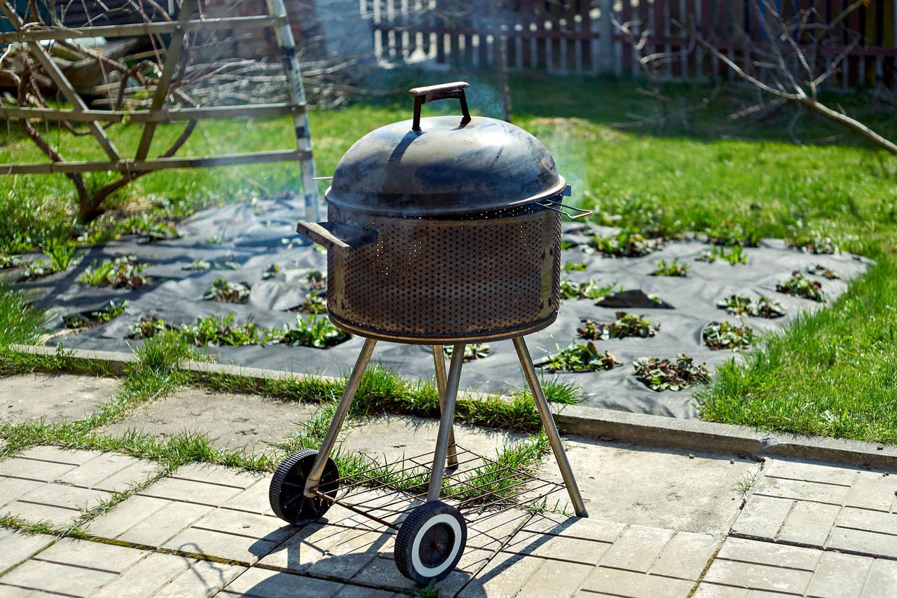 Grătar sferic cu roți în grădină