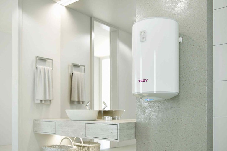 Baie modernă cu un boiler de apă montat pe perete marca Tesy deasupra unei chiuvete cu bazine