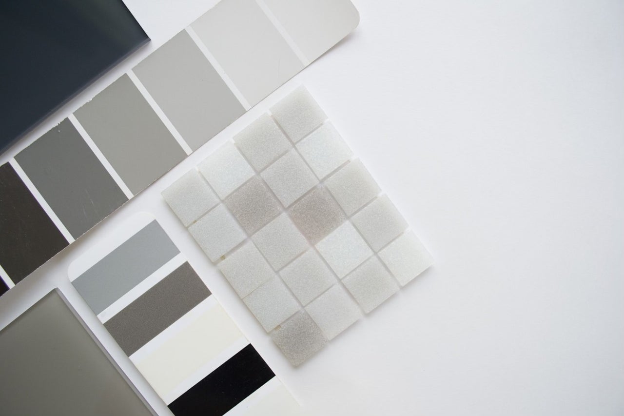 Mostre de plăci ceramice și palete de culori pentru design interior