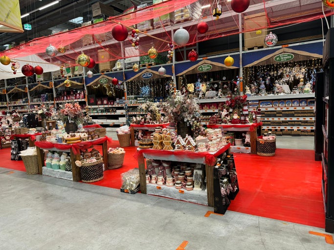 Interior al unui magazin de bricolaj Hornbach cu decorațiuni de Crăciun și articole festive