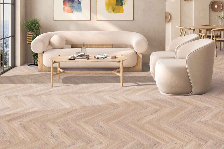 Living cu podea deschisă la culoare din lemn cu model herringbone, canapea, fotoliu și masă