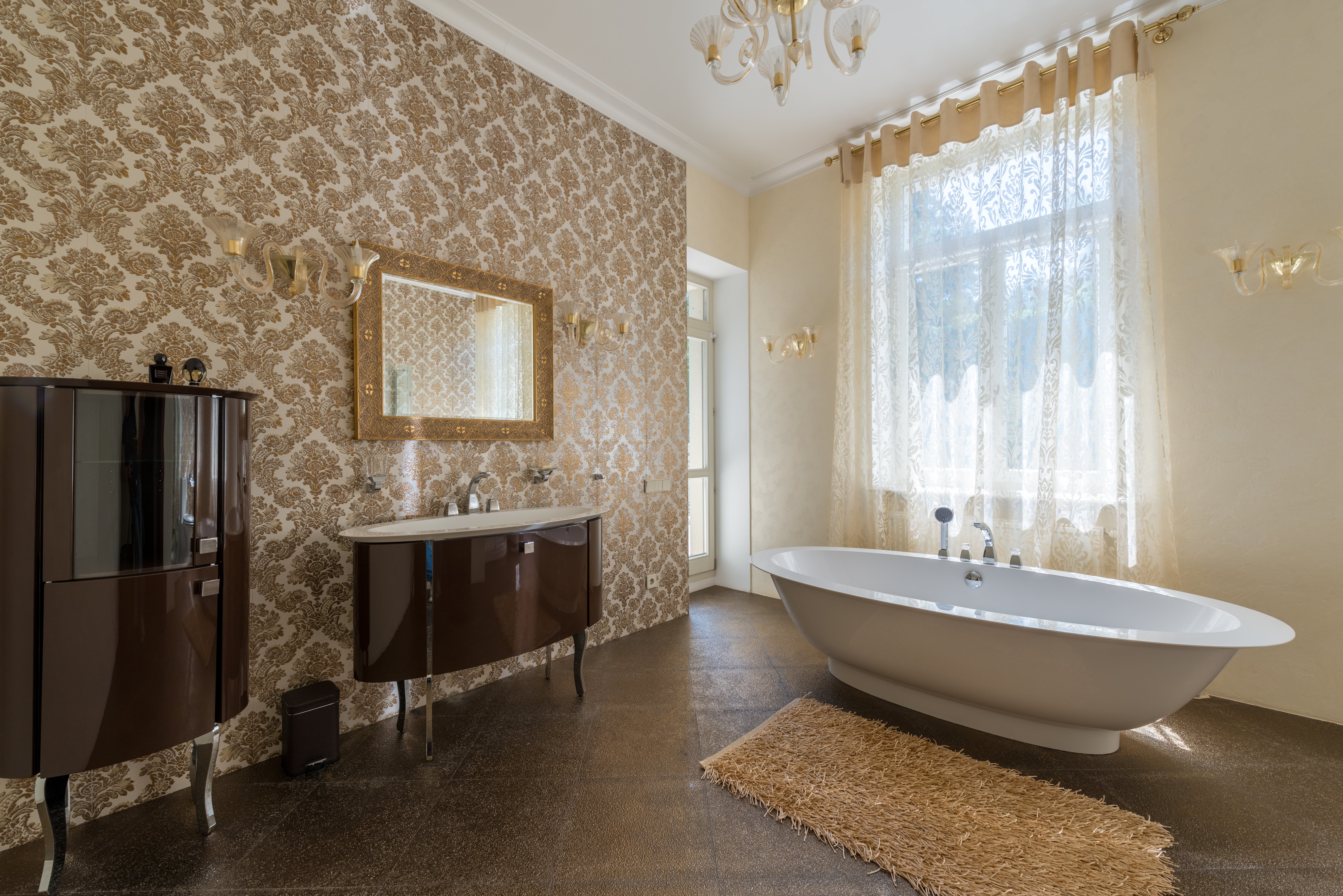 Baie elegantă cu cadă, chiuvetă și tapet floral