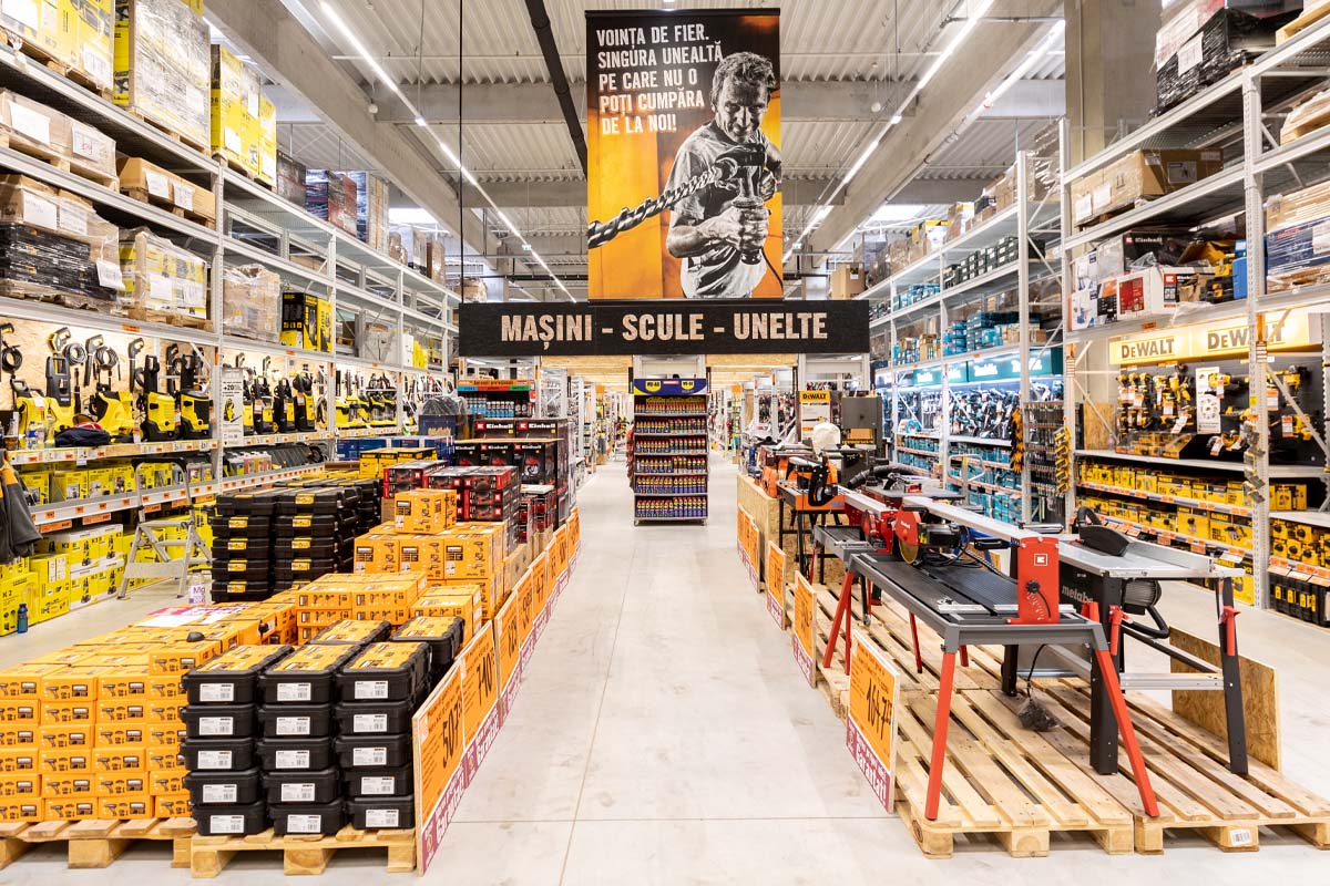 Vedere pe culoar într-un magazin de bricolaj Hornbach cu scule și mașini