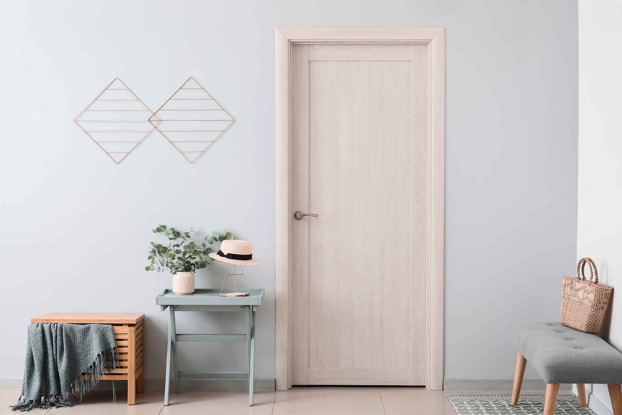 Ușă interioară luminoasă într-o cameră luminoasă cu decorațiuni