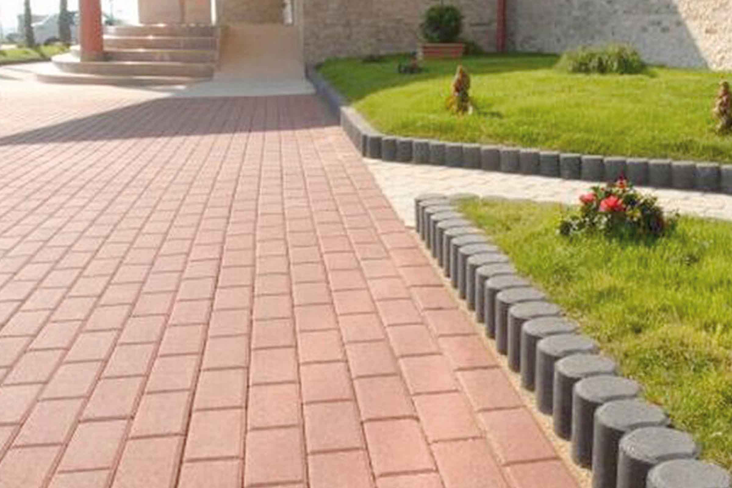 Exterior cu pavaje și borduri de gazon
