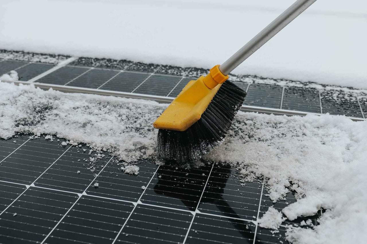 Curățarea modulelor solare cu o perie de zăpadă