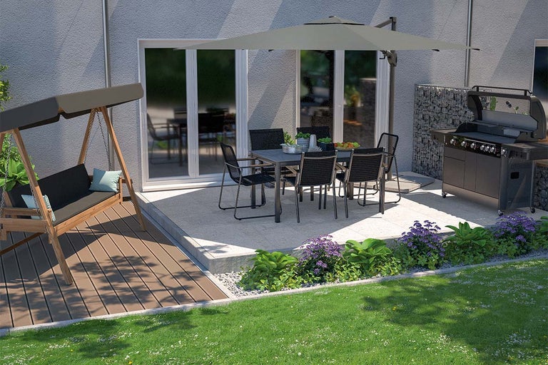 Terasă modernă cu balansoar din lemn, set de mobilier sub o umbrelă mare și grătar cu gaz. Grădină cu gazon și flori.