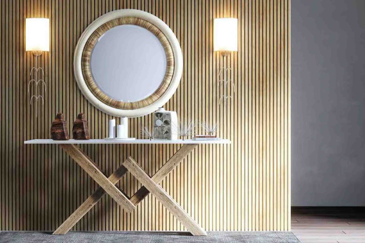 Panou acustic de perete cu lamele verticale din lemn, decor modern cu oglindă rotundă și consolă din lemn.