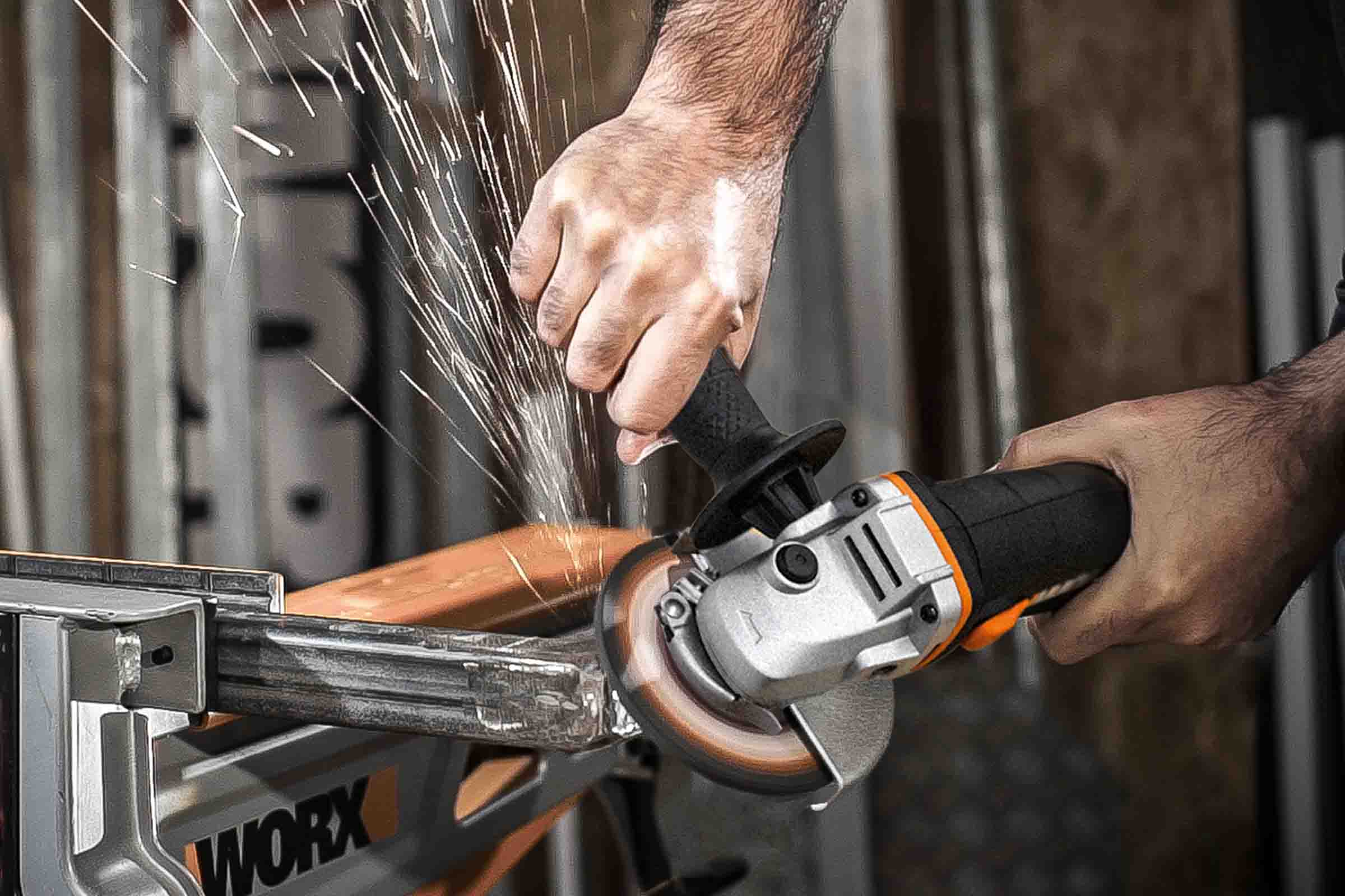 Prelucrarea metalelor cu un polizor unghiular de la Worx, unde zboară scântei