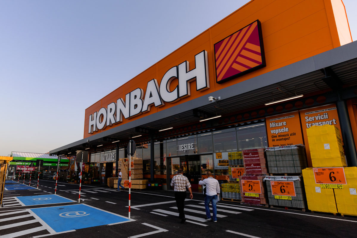 Exterior magazin de bricolaj Hornbach cu parcare pentru clienți